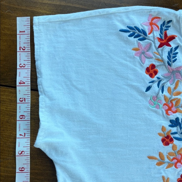 Solitaire Floral Embroidered White Cap Sleeve Boxy V Neck Tee Shirt Sz M - Picture 10 of 13